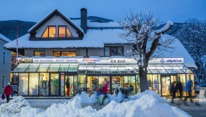 Winterlandschaft mit schneebedecktem Gebäude und Geschäften