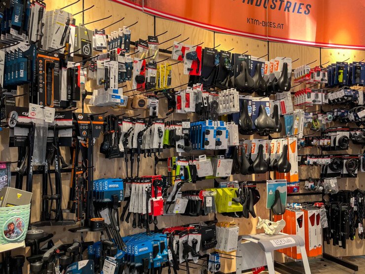 Intérieur d'un magasin de vélos avec logo KTM et accessoires.